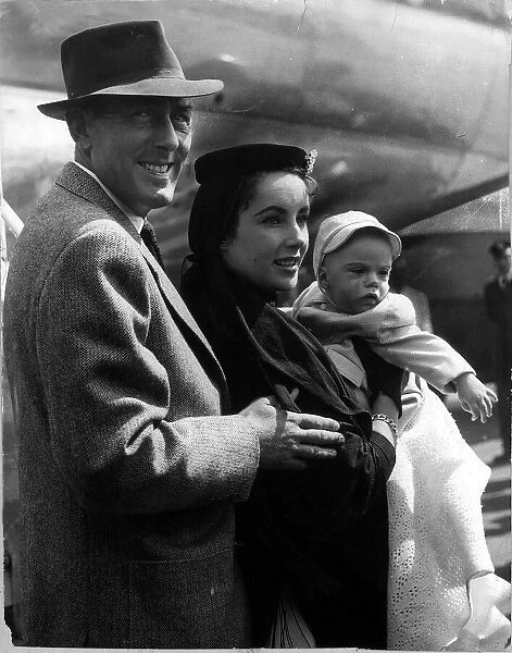 Elizabeth Taylor with husband Michael Wilding August 1953 as they embark
