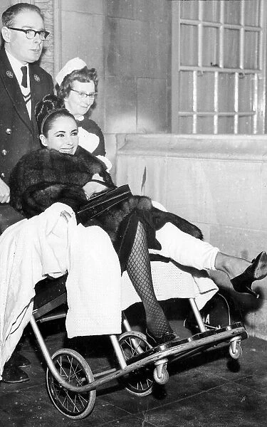 Elizabeth Taylor Jan 1963 leaves a London Clinic with her Knee in a splint after