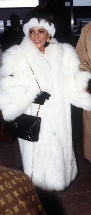 Framed Print : Elizabeth Taylor Jan 1987 wearing White Fur coat at Heathrow Airport