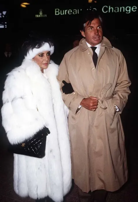 Framed Print : Elizabeth Taylor Jan 1987 wearing white fur coat at Heathrow Airport with George Framed Print : Elizabeth Taylor Jan 1987 wearing white fur coat at Heathrow Airport with George
