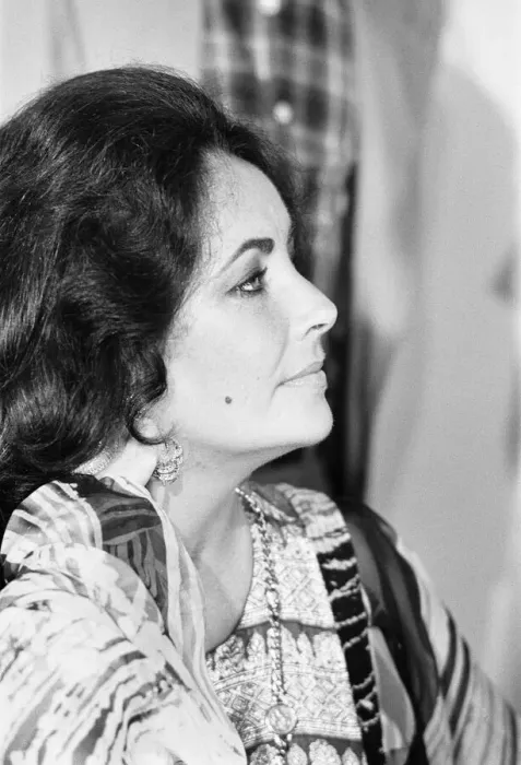 Framed Print : Elizabeth Taylor in Jerusalem, Israel 30th August 1975 Framed Print : Elizabeth Taylor in Jerusalem, Israel 30th August 1975