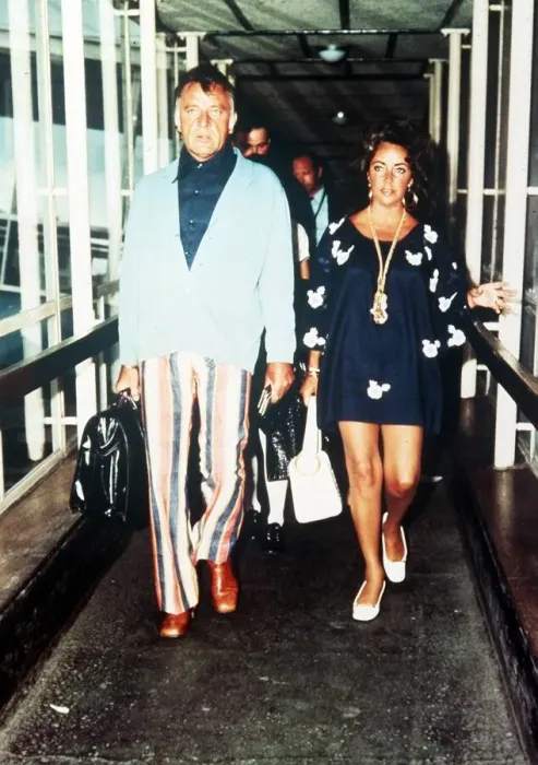 Framed Print : Elizabeth Taylor June 1977 with richard Burton arriving at heathrow airport