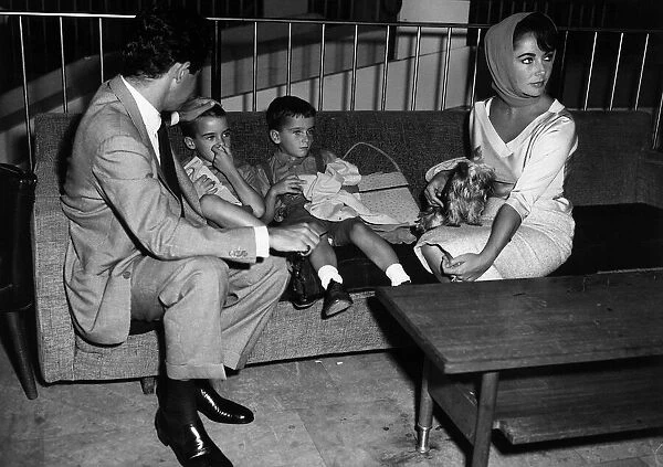 Elizabeth Taylor London airport lounge 1959