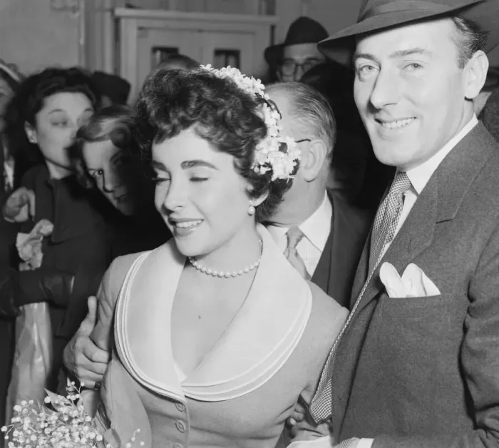 Framed Print : Elizabeth Taylor marries Michael Wilding 20 / 2 / 1952 C880 / 1 Framed Print : Elizabeth Taylor marries Michael Wilding 20 / 2 / 1952 C880 / 1
