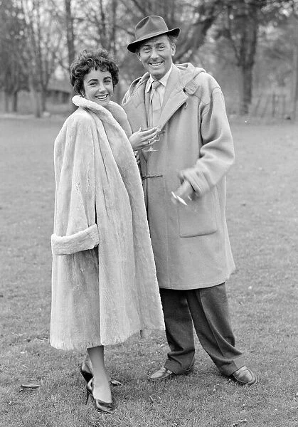 Elizabeth Taylor and Michael Wilding March 1952 back from honeymoon