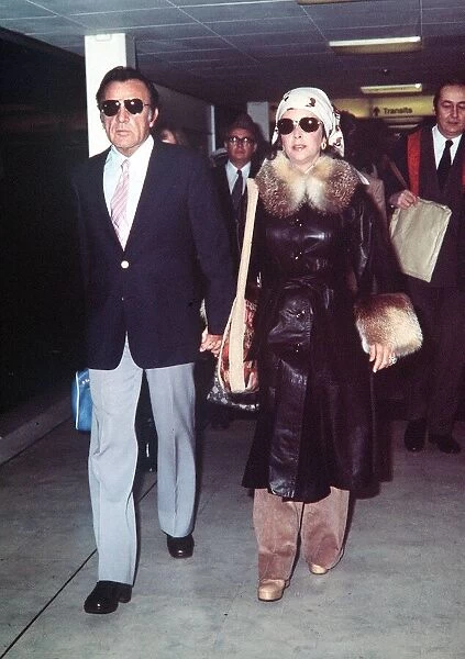 Elizabeth Taylor Nov 1975 with richard Burton arriving at heathrow airport after their