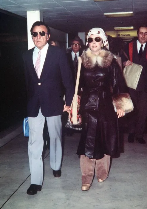 Framed Print : Elizabeth Taylor Nov 1975 with richard Burton arriving at heathrow airport after their
