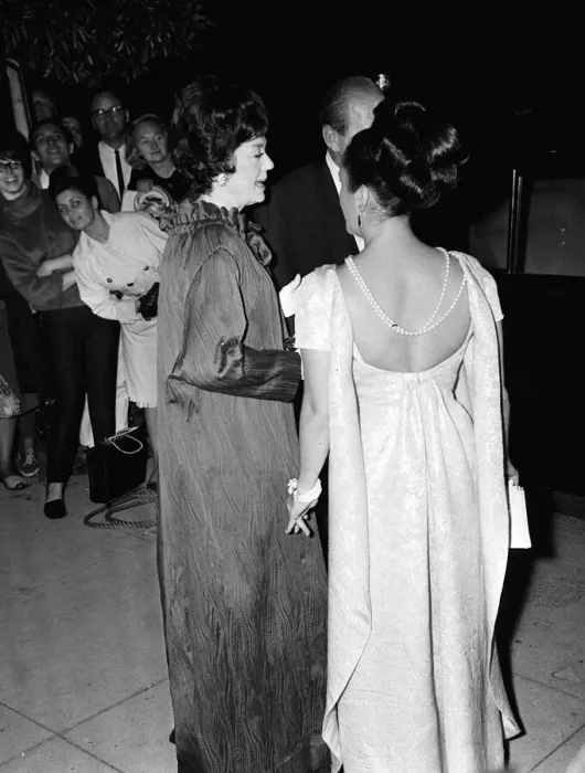Framed Print : Elizabeth Taylor November 1965 ( Back view of Dress ) at Hollywood Party Framed Print : Elizabeth Taylor November 1965 ( Back view of Dress ) at Hollywood Party