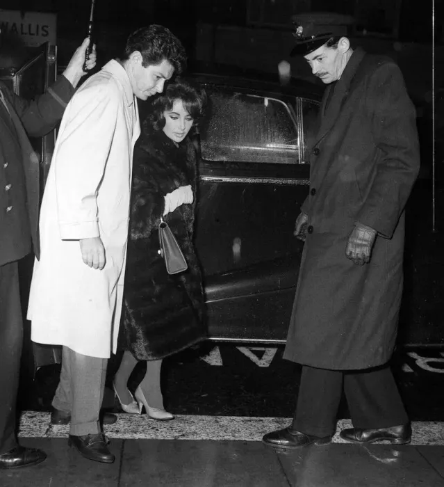 Framed Print : Elizabeth Taylor Oct 1960 with Husband Eddie Fisher arriving at London Framed Print : Elizabeth Taylor Oct 1960 with Husband Eddie Fisher arriving at London