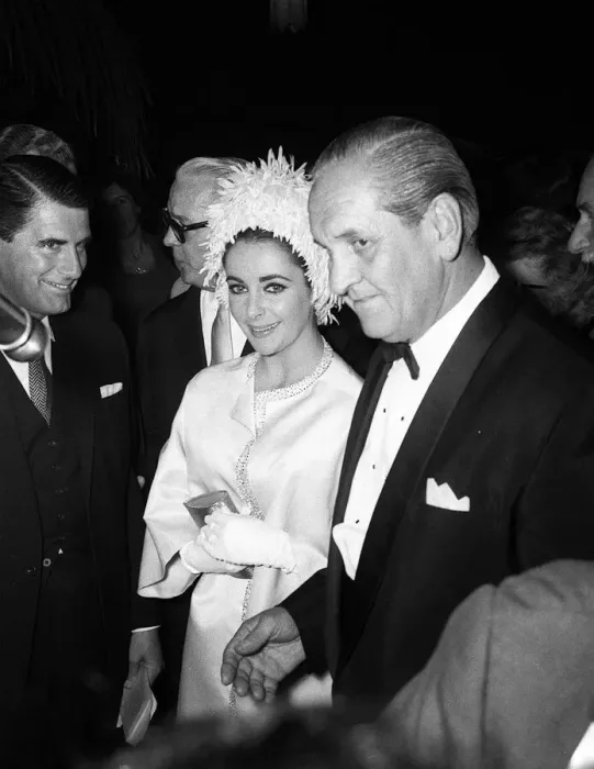 Framed Print : Elizabeth Taylor Oct 1970 attends screening of Cleopatra Framed Print : Elizabeth Taylor Oct 1970 attends screening of Cleopatra