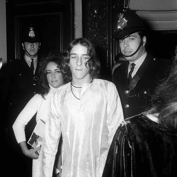 Elizabeth Taylor Oct 1970 and Richard Burton attens Liz