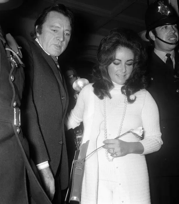 Framed Print : Elizabeth Taylor Oct 1970 and Richard Burton attens Liz