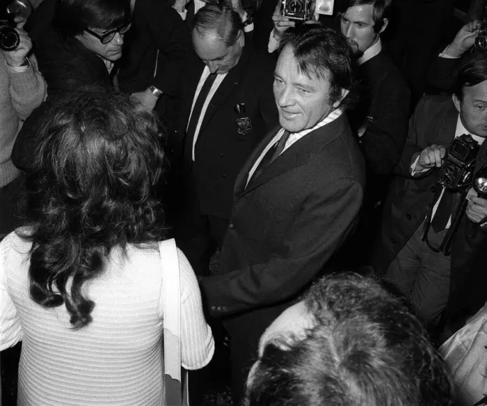 Framed Print : Elizabeth Taylor Oct 1970 and Richard Burton attens Liz Framed Print : Elizabeth Taylor Oct 1970 and Richard Burton attens Liz