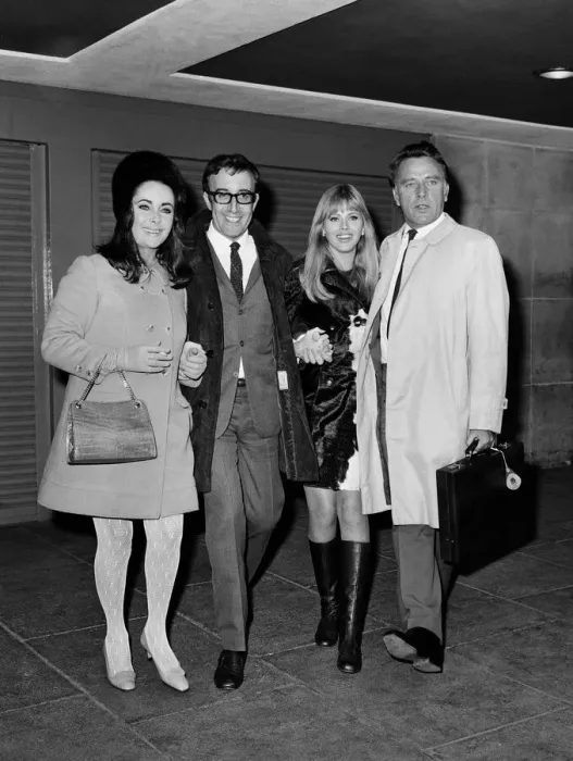 Framed Print : Elizabeth Taylor, Peter Sellers, Britt Ekland and Richard Burton arrive at London Airport Framed Print : Elizabeth Taylor, Peter Sellers, Britt Ekland and Richard Burton arrive at London Airport