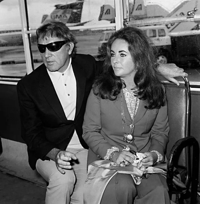 Framed Print : Elizabeth Taylor with Richard Burton at London airport 1970 Framed Print : Elizabeth Taylor with Richard Burton at London airport 1970