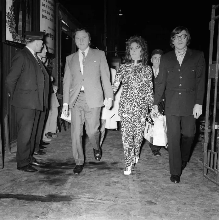 Framed Print : Elizabeth Taylor and Richard Burton Oct 1970 arrive at Brighon Station Framed Print : Elizabeth Taylor and Richard Burton Oct 1970 arrive at Brighon Station