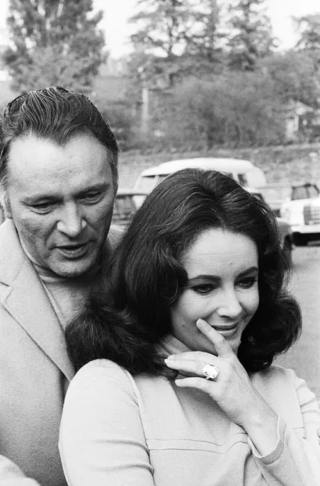 Framed Print : Elizabeth Taylor and Richard Burtons marriage Framed Print : Elizabeth Taylor and Richard Burtons marriage