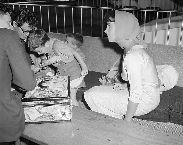 Elizabeth Taylor Sept 1959 and Husband Eddie Fisher with her Children Michael