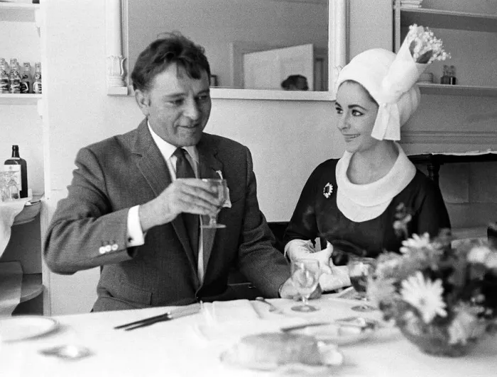 Framed Print : Elizabeth Taylor Sept 1963 and Richard Burton at sandown Park race course Framed Print : Elizabeth Taylor Sept 1963 and Richard Burton at sandown Park race course