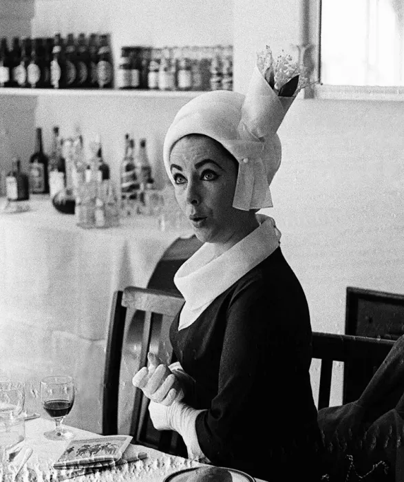 Framed Print : Elizabeth Taylor Sept 1963 and Richard Burton at sandown Park race course Framed Print : Elizabeth Taylor Sept 1963 and Richard Burton at sandown Park race course