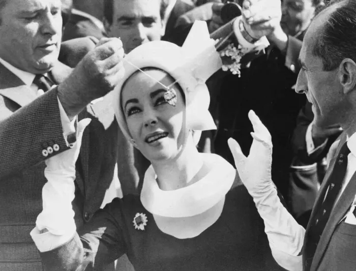 Framed Print : Elizabeth Taylor get another trinket from Richard Burton at Newbury Racecourse Framed Print : Elizabeth Taylor get another trinket from Richard Burton at Newbury Racecourse