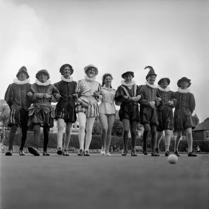 Framed Print : Elizabethan Bowls Tournament. Ray Evans gets a wrinkle on removing to wrinkles from his
