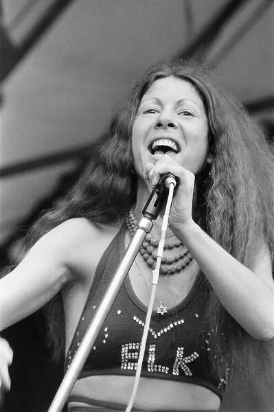 Elkie Brooks, lead singer of Vinegar Joe, performs with the band at The Reading Festival