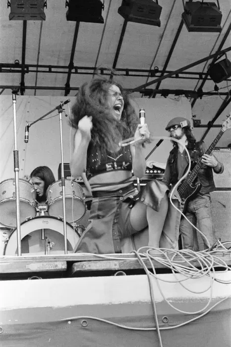 Framed Print : Elkie Brooks, lead singer of Vinegar Joe, performs with the band at The Reading Festival