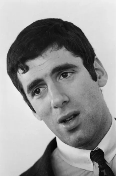 Framed Print : Elliott Gould, Actor, Photo-call, London, 20th March 1966 Framed Print : Elliott Gould, Actor, Photo-call, London, 20th March 1966