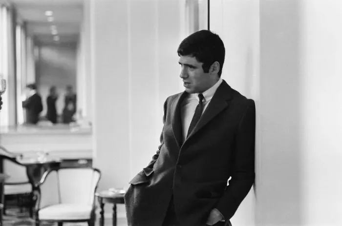 Framed Print : Elliott Gould, Actor, Photo-call, London, 20th March 1966 Framed Print : Elliott Gould, Actor, Photo-call, London, 20th March 1966