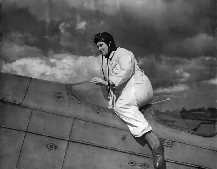 Framed Print : Elsie Creasy, a nurse at Hackney Hospital is also a member of the Civil Air Guard