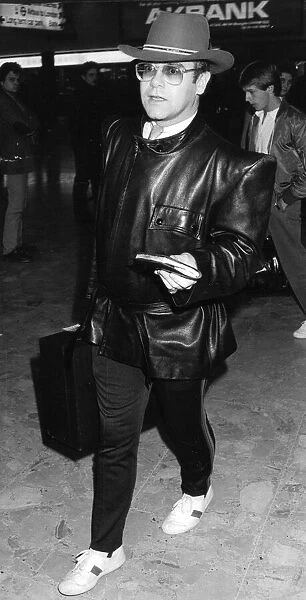 ELTON JOHN AT THE AIRPORT 09  /  05  /  1982