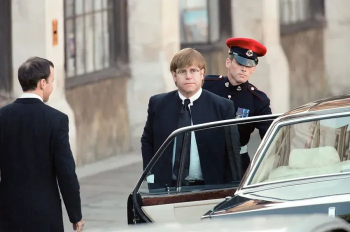 Framed Print : Elton John arriving at Princess Dianas funeral at Westminster Abbey Framed Print : Elton John arriving at Princess Dianas funeral at Westminster Abbey