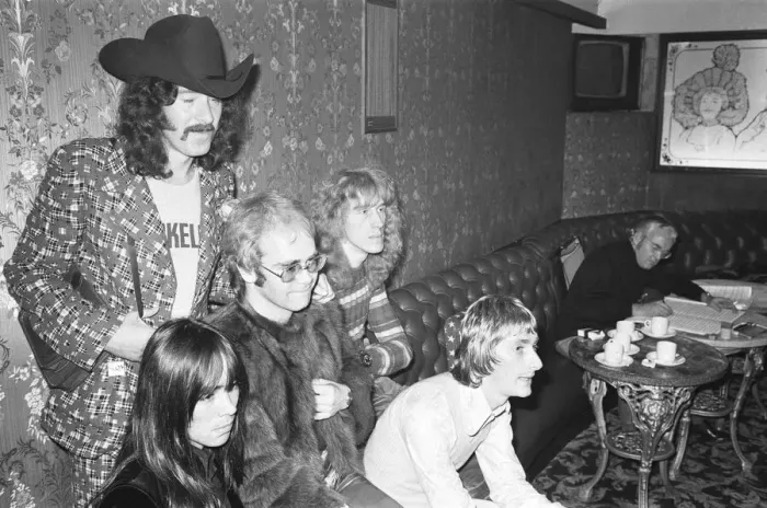 Framed Print : Elton John and his group pose for pictures in the Palladium bar during rehearsals for Framed Print : Elton John and his group pose for pictures in the Palladium bar during rehearsals for