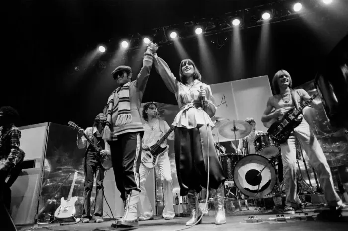 Framed Print : Elton John and Kiki Dee performing on stage on Sunday 21st November 1976