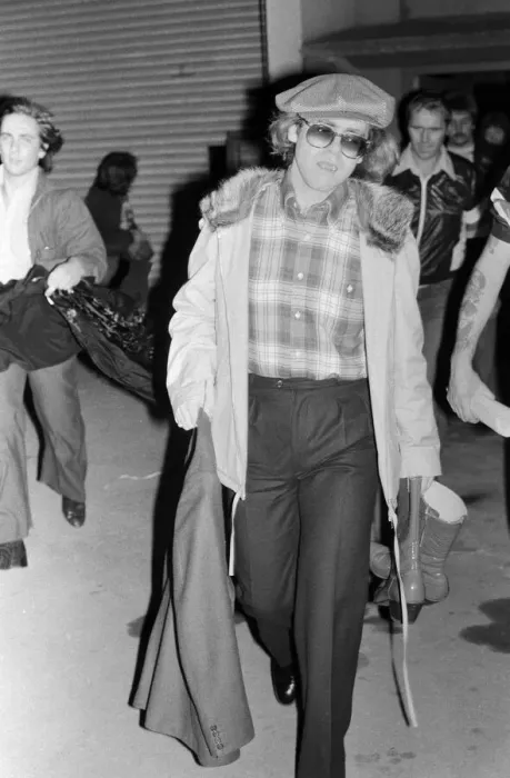 Framed Print : Elton John leaving the Empire Pool Wembley by the back door after he announced his Framed Print : Elton John leaving the Empire Pool Wembley by the back door after he announced his