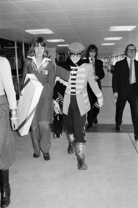 Framed Print : Elton John leaving Heathrow airport for a flight to Los Angeles. 9th January 1977 Framed Print : Elton John leaving Heathrow airport for a flight to Los Angeles. 9th January 1977