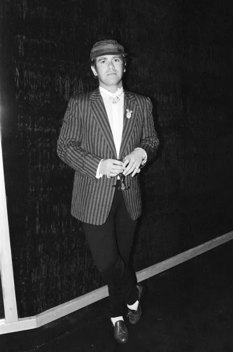 Framed Print : Elton John at the new nightclub Stringfellows in Covent Garden, London. 1st August 1980 Framed Print : Elton John at the new nightclub Stringfellows in Covent Garden, London. 1st August 1980