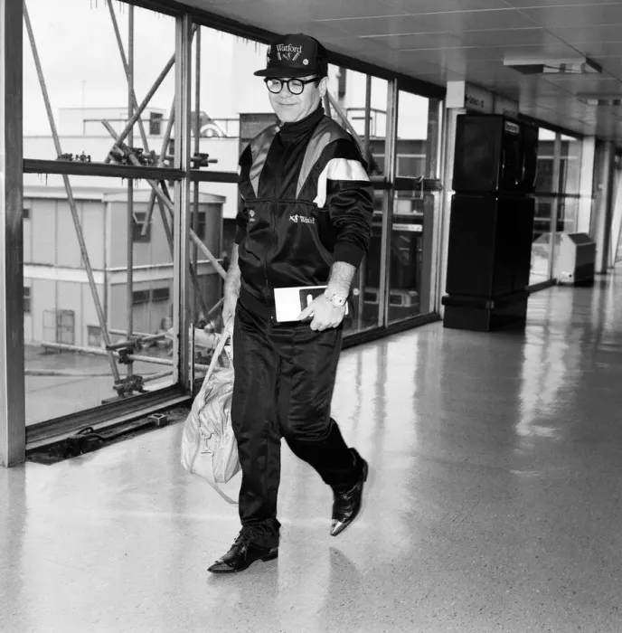 Framed Print : Elton John pictured at London Airport. 19th June 1987 Framed Print : Elton John pictured at London Airport. 19th June 1987