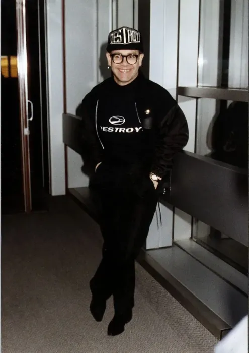 Framed Print : Elton John singer complete with 42 pieces of bagage leaving Heathrow for Los Angeles Framed Print : Elton John singer complete with 42 pieces of bagage leaving Heathrow for Los Angeles