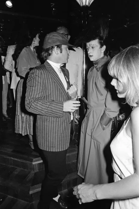 Framed Print : Elton John and Steve Strange at the new nightclub Stringfellows in Covent Garden, London Framed Print : Elton John and Steve Strange at the new nightclub Stringfellows in Covent Garden, London