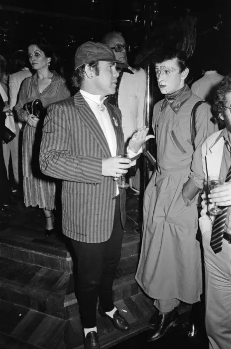 Framed Print : Elton John and Steve Strange at the new nightclub Stringfellows in Covent Garden, London Framed Print : Elton John and Steve Strange at the new nightclub Stringfellows in Covent Garden, London