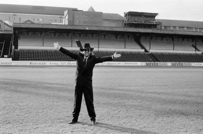 Framed Print : Elton John, Watford FC chairman, and pop star. 12th December 1985 Framed Print : Elton John, Watford FC chairman, and pop star. 12th December 1985