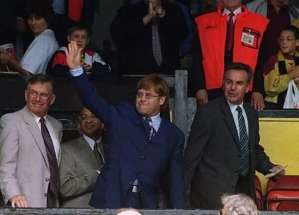 Elton John waves to crowd 7th sep 1997 after receiving a standing ovation at Vicarage