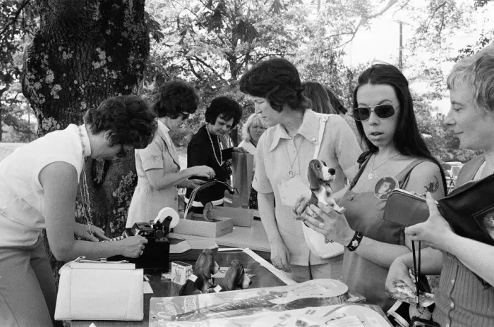 Framed Print : Elvis Presley Fans from Britain, Holland and Denmark browse