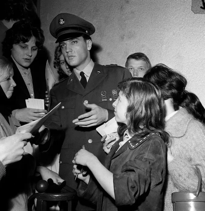 Framed Print : Elvis Presley signs autographs at press conference Germany, March 1960 Framed Print : Elvis Presley signs autographs at press conference Germany, March 1960