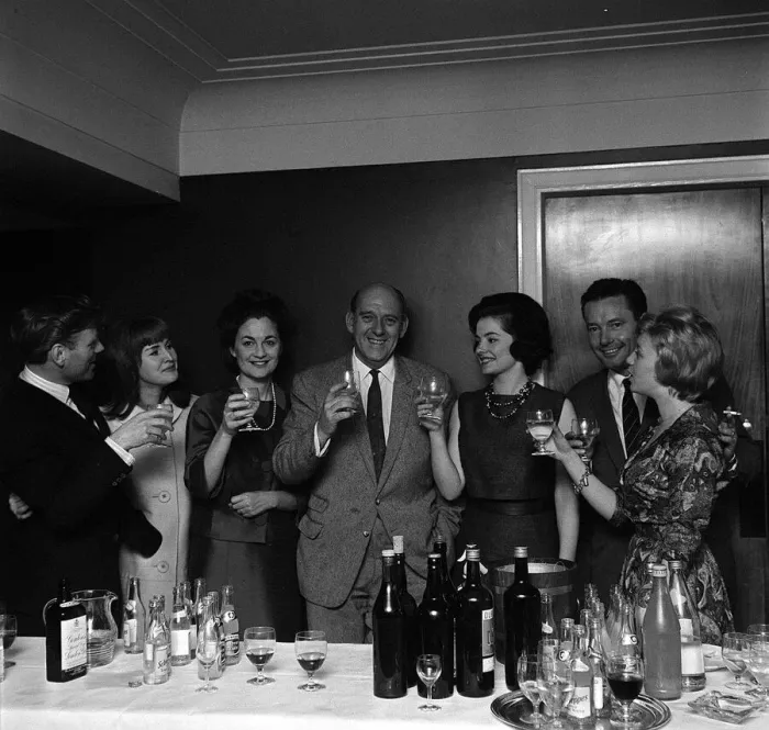 Framed Print : Emergency ward 10 cast May 1962 celebrate the 500th edition of the programme Framed Print : Emergency ward 10 cast May 1962 celebrate the 500th edition of the programme