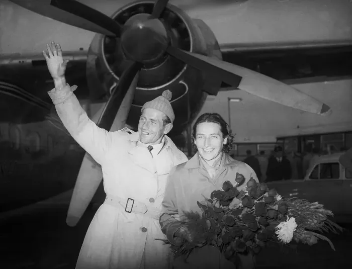 Framed Print : Emil and Dana Zatopek at London Airport, 12th October 1955 Framed Print : Emil and Dana Zatopek at London Airport, 12th October 1955