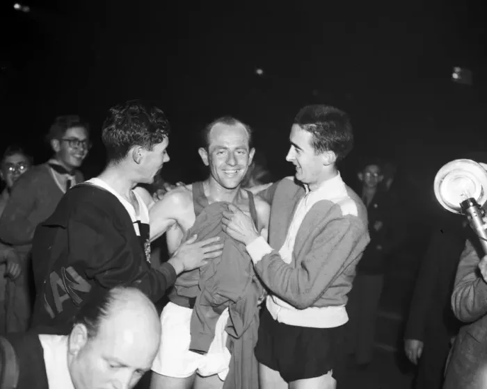 Framed Print : Emil Zatopek, 10, 000 metres London v Prague held at White City. 12th October 1955