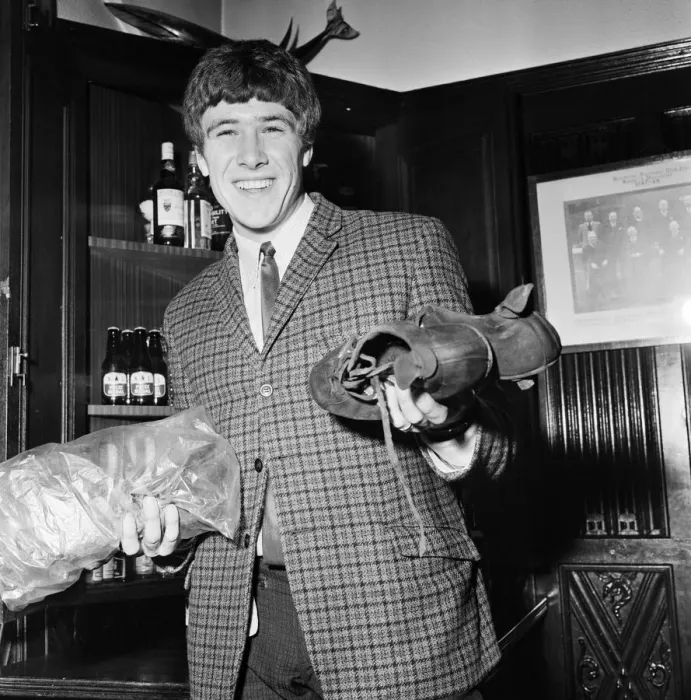 Framed Print : Emlyn Hughes signs for Liverpool from Blackpool at Bloomfield Road